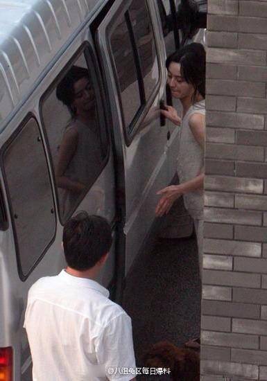 范冰冰穿睡衣遛狗 被指披個(gè)"麻袋"也很美 范冰冰穿睡衣遛狗 被指披個(gè)"麻袋"也很美