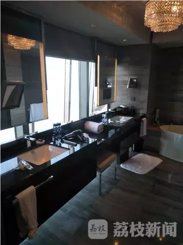 何女士表示無意中看到淋浴間外側的玻璃映射出幾個人影。