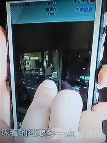 酒店前廳負責人李經理：我們去詢問過，警察也詢問過，警察有錄音，他說他沒有錄像，第一個人說肯定沒有錄像，第二個人沒有口頭保證。對于何女士反映的晚間玻璃外墻變成“鏡子”反光的情況子。負責人表示，在客人入住酒店的時候，酒店工作人員一般會對客人進行提醒，要求客人將房間的窗紗全部關閉，不過這一說法卻遭到了何女士的否認。酒店前廳負責人李經理稱，這個雙層玻璃的設計是環(huán)保設計，冬暖夏涼，如果是單層冬天會非常冷。