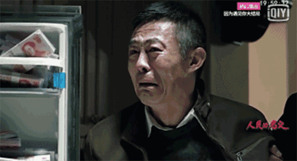 查案人員搜出的2.3億現(xiàn)金，從銀行運來十二臺點鈔機，竟然燒壞了六臺。