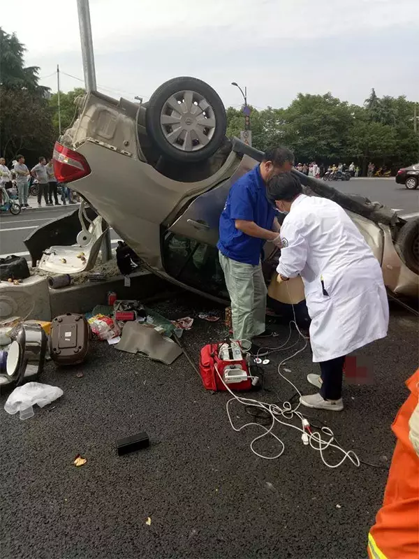 不值！小車四腳朝天司機(jī)身亡 死者只為偷幾罐奶粉