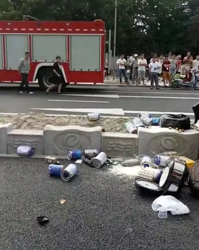 不值！小車四腳朝天司機(jī)身亡 死者只為偷幾罐奶粉