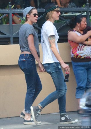 曝暮光女夜宿舊愛(ài)家 背著女友密會(huì)前助理 曝暮光女夜宿舊愛(ài)家 背著女友密會(huì)前助理