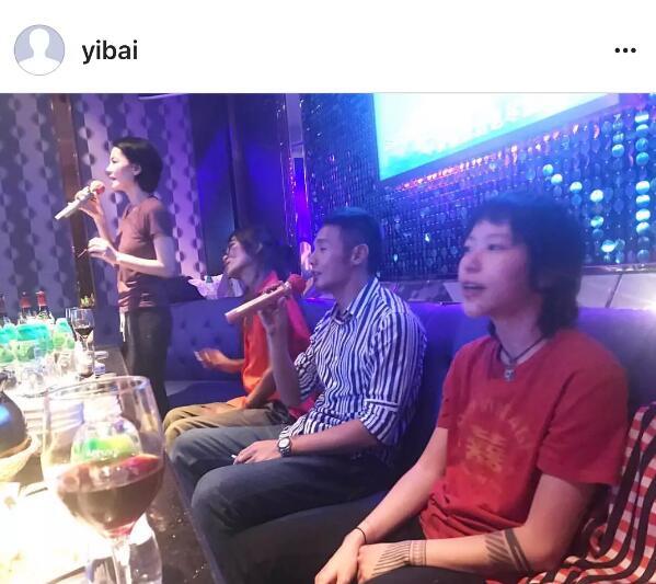 王菲母女跟李榮浩一起唱K，竇靖童的表情亮了