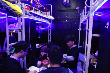 用人臉識(shí)別的技術(shù)，防火防盜防宿管。宿管一來(lái)，就可以自動(dòng)發(fā)起警報(bào)