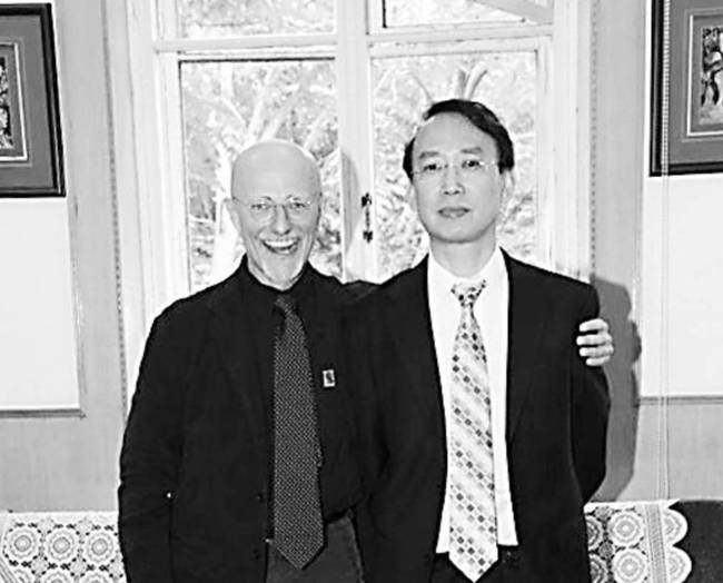 計(jì)劃合作“頭移植”手術(shù)的任曉平教授(右)和意大利神經(jīng)外科專(zhuān)家卡納維羅