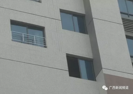 12日上午，經(jīng)過(guò)醫(yī)院治療后，女子華某已經(jīng)清醒，并能開(kāi)口說(shuō)話。華某對(duì)民警說(shuō)：