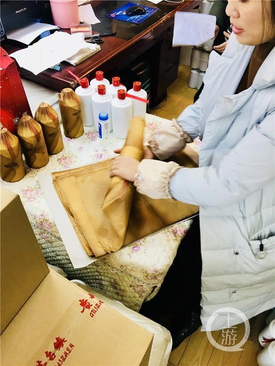 正在對白酒進行包裝處理的經(jīng)營戶。