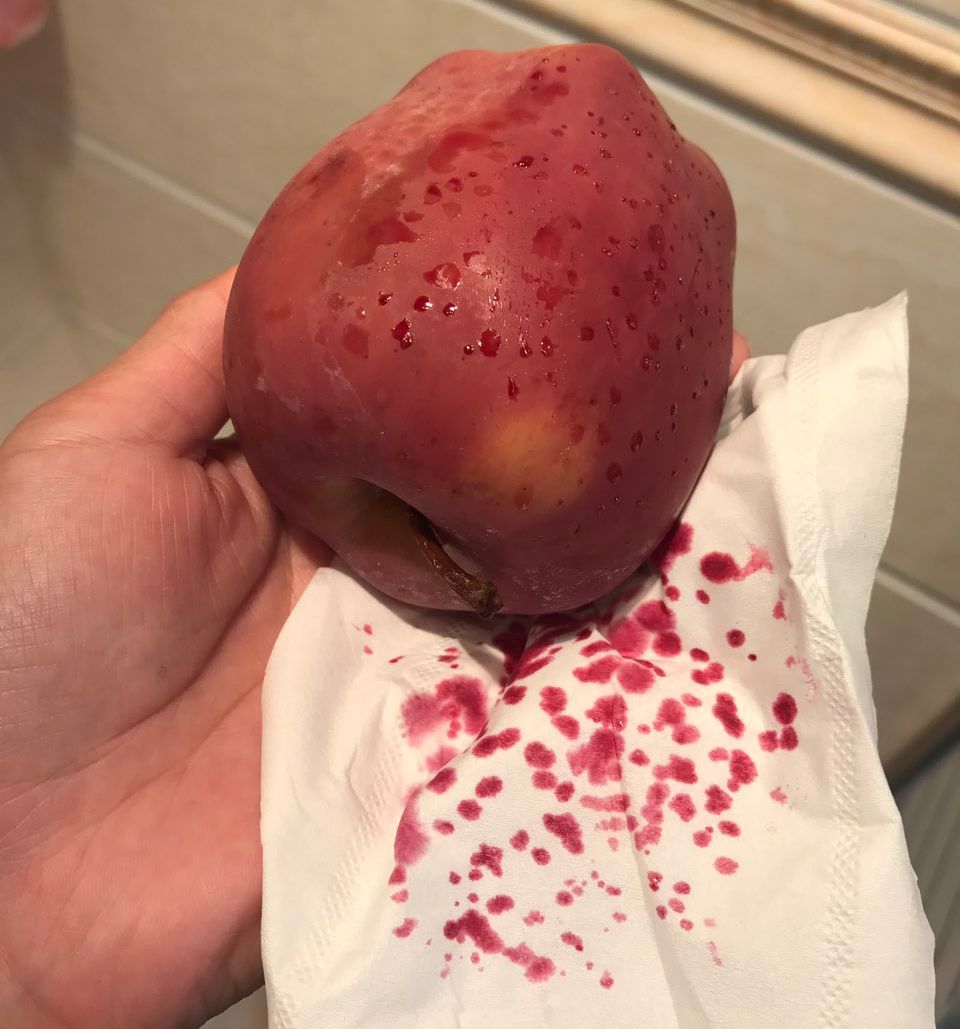 嚇懵！女子用熱水泡蘋果結果冒出血珠 咋回事？