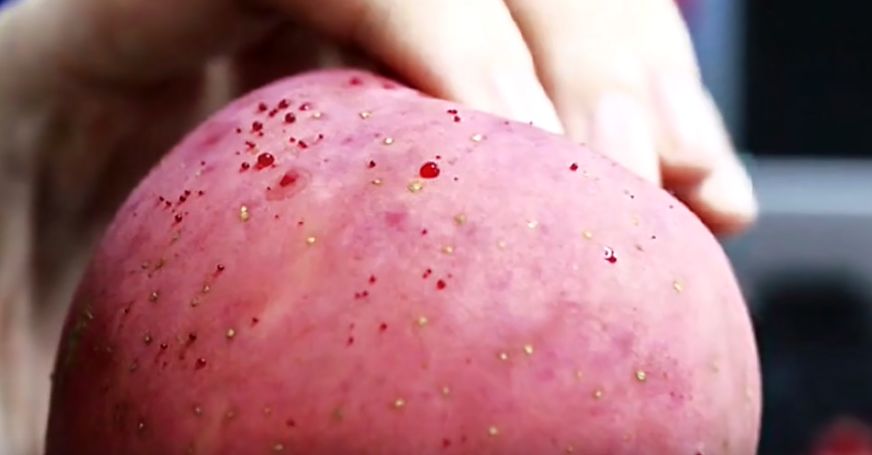 嚇懵！女子用熱水泡蘋果結果冒出血珠 咋回事？