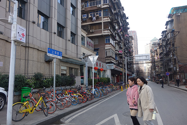 上海路的兩邊，大多是一些老房子。