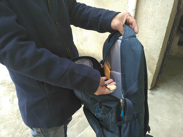 羅正宇的藍色背包，只剩下一塊錢和一顆大白兔奶糖。