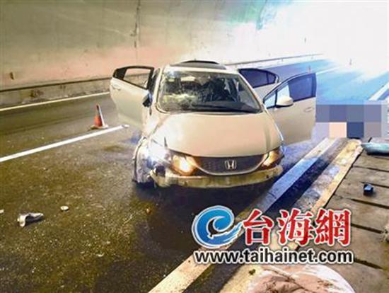 小車在龍巖高速隧道內(nèi)翻車，擋風(fēng)玻璃脫落。 臺(tái)海網(wǎng) 圖