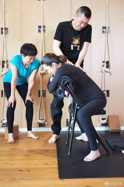 蔣勤勤與陳建斌一起做瑜伽。