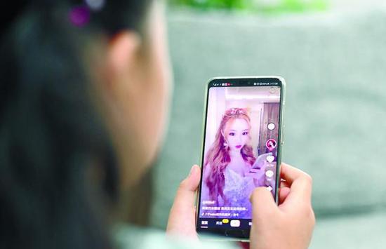 一個(gè)小女孩在觀(guān)看抖音里的視頻