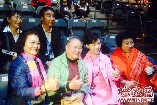 豫劇表演藝術(shù)家觀看夢(mèng)幻舞馬 豫劇表演藝術(shù)家觀看夢(mèng)幻舞馬