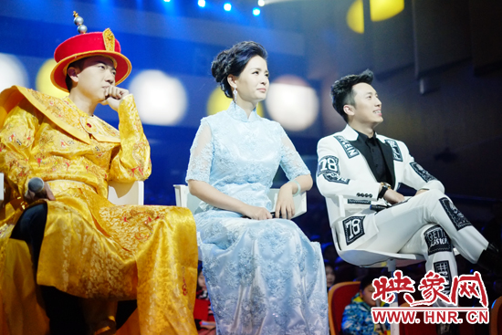 當晚產生的冠亞軍，陳琨（中）、劉雯（右）、郭嘉寧