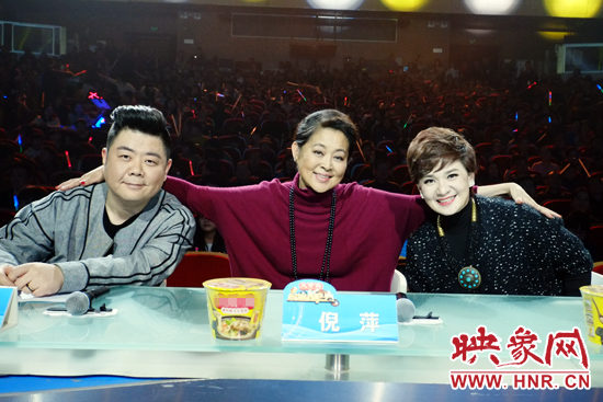 三位坐鎮(zhèn)評委倪萍（中）、柯以敏（右）和毛子哥