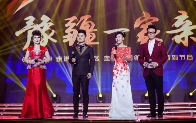 主持人：白燕升、龐曉戈、關(guān)楓、熱娜·古麗（從右到左）