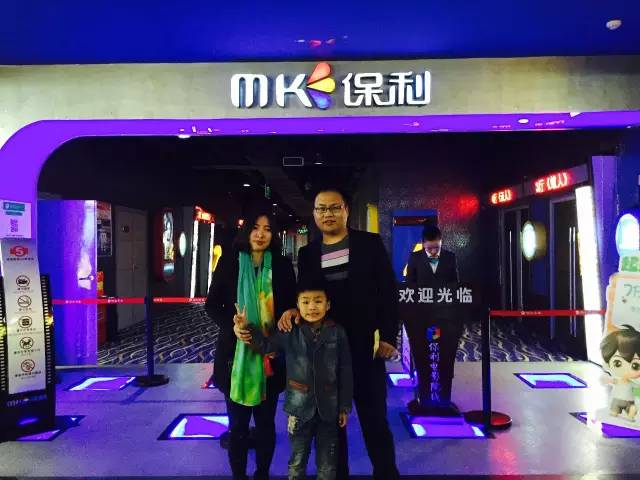 再來看兩個萌娃，表情都好有戲！