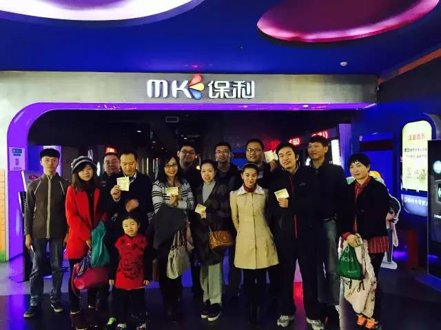 來張“全家?！保她R了，我們準備進場嘍