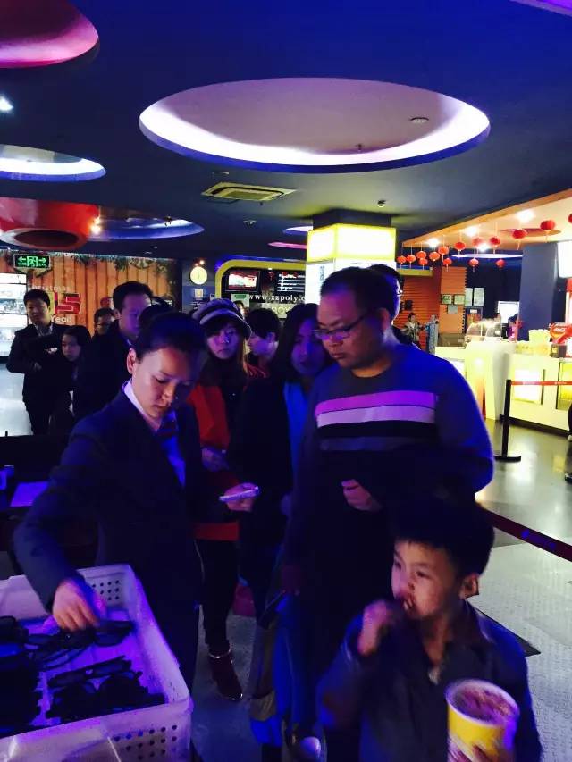 小朋友吃的好香?。”谆ê碗娪罢媸墙^配喲