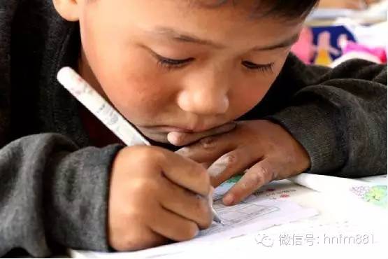 小手黑黑的，像是很少洗