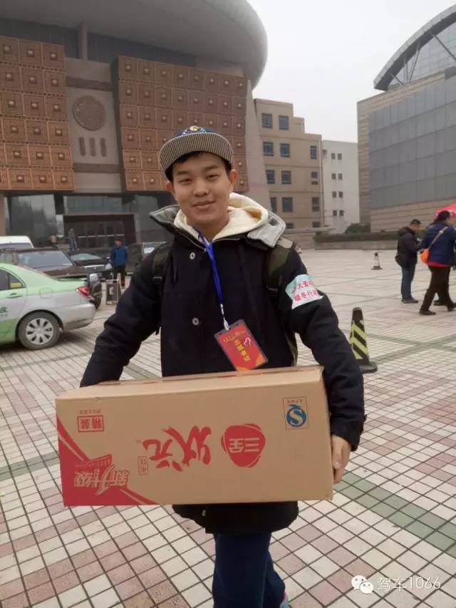 河南電臺(tái)1066主持人小澤，搬送愛心餃子。