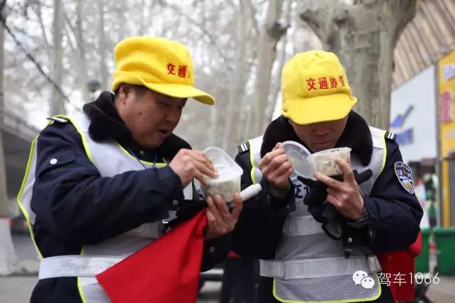 1066小分隊(duì)和志愿者來到金水路文化路，給這里執(zhí)勤的交警和協(xié)管送去暖心餃子。