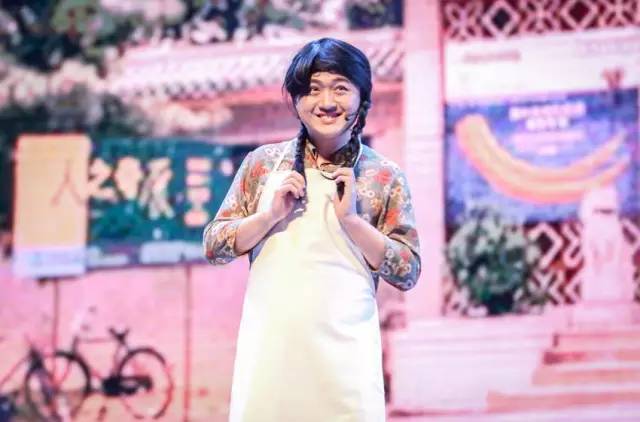 小品《那些年我們錯(cuò)過(guò)的一支舞》，主播樂(lè)天、張嵩的裝扮你給打幾分？