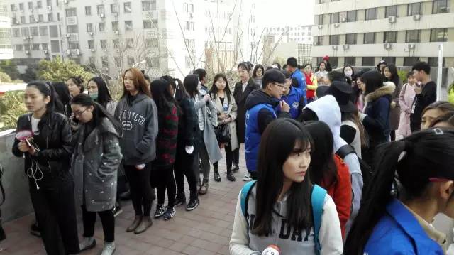 還沒開始時大家已經(jīng)開始有序排隊了，棒棒噠！