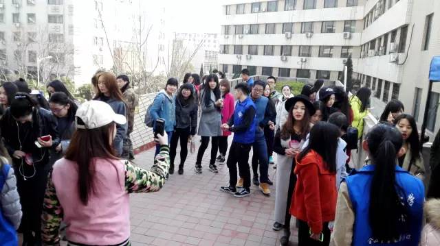 還沒開始時大家已經(jīng)開始有序排隊了，棒棒噠！