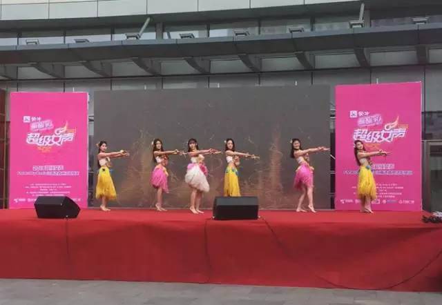 伴隨著舞蹈演員們的開場(chǎng)，比賽在上午10點(diǎn)半正式拉開序幕