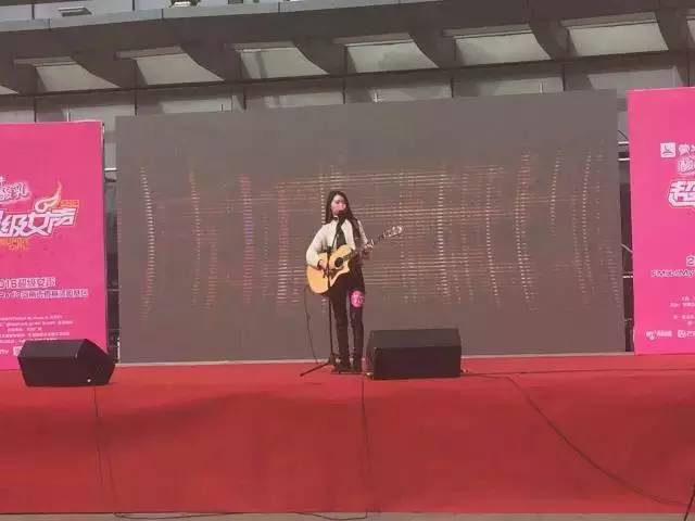 第一位自彈自唱的女生，魅力無(wú)法阻擋！