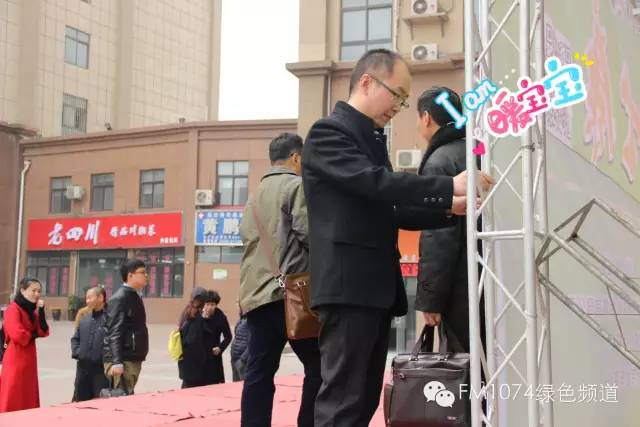 寒江副總監(jiān)親力親為，事無巨細。偶像真是暖暖惹人愛呢！