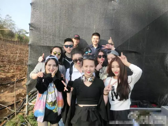 能認(rèn)出幾位超女？王佳月和其他兩位超女本周就要前往長沙咯