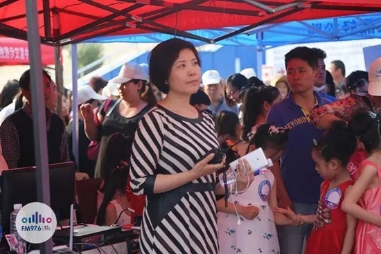 976老大木子一手手機一手對講一臉嚴(yán)肅，這是有多緊張呢？