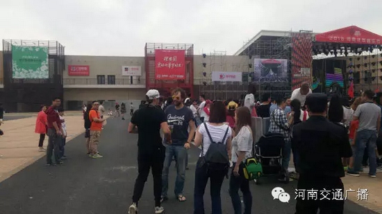 哇塞，現(xiàn)場還有外國友人~