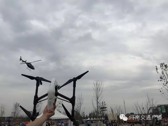 你以為音樂節(jié)只有音樂嗎？交廣號和無人機(jī)也在哦，看見它就揮揮手吧！