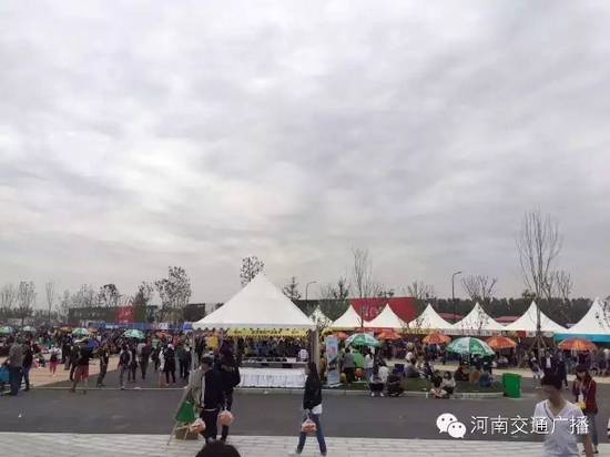 雖然天空已經(jīng)烏云密布，但大家的熱情絲毫不減！