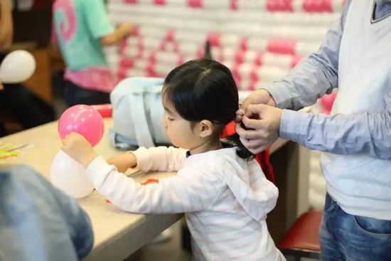 我能第一時(shí)間找到為我編辮子的爸爸，因?yàn)樗氖质悄菢拥臏厝岫辛α? complete=