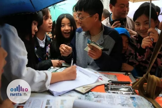 現(xiàn)場(chǎng)觀眾被臺(tái)上的浪漫氣氛感染，紛紛報(bào)名參加現(xiàn)場(chǎng)表白。