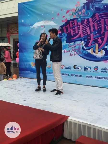 這是一位在校大學(xué)校，暗暗的喜歡純純的愛(ài)。