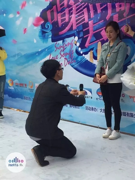 蘇世龍手捧戒指，單膝跪地向夢(mèng)夢(mèng)求婚，夢(mèng)夢(mèng)激動(dòng)的說(shuō)不出話來(lái)，點(diǎn)頭答應(yīng)~