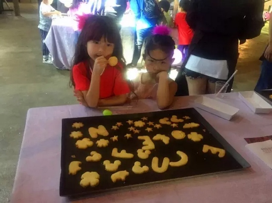 烤制好的餅干，發(fā)揮想象力，畫上美麗的圖案