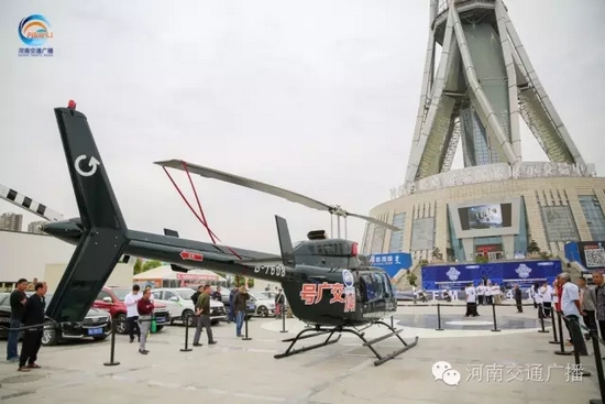 張貼著愛心助考車貼的“交廣號(hào)”直升機(jī)也同時(shí)起飛，共同開啟了今年的愛心助考之旅。