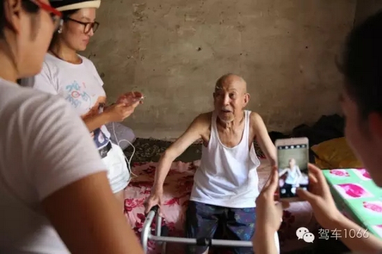 老兵老兵，你的勛章呢，國家給你的那個？