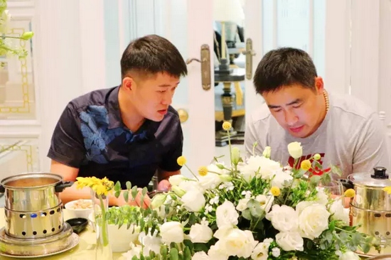 這種熱烈的氣氛，一直延續(xù)到飯桌上