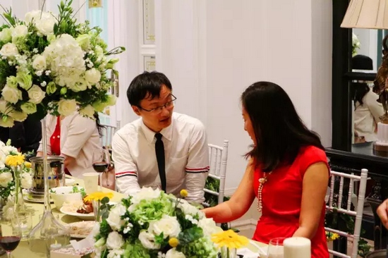 這種熱烈的氣氛，一直延續(xù)到飯桌上。