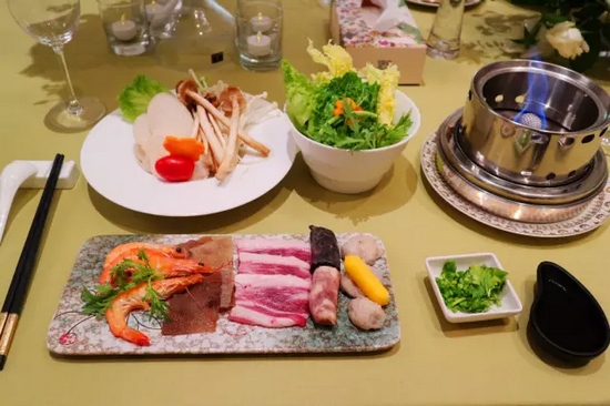 精致的小火鍋，用的是綠色燃料——乙醇。